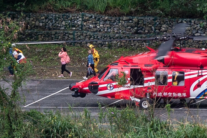 Taiwan helicopters pluck quake-stranded tourists to safety